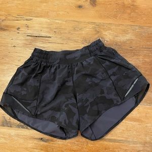 Lululemon camouflage 2.5 hottie hots, size 4